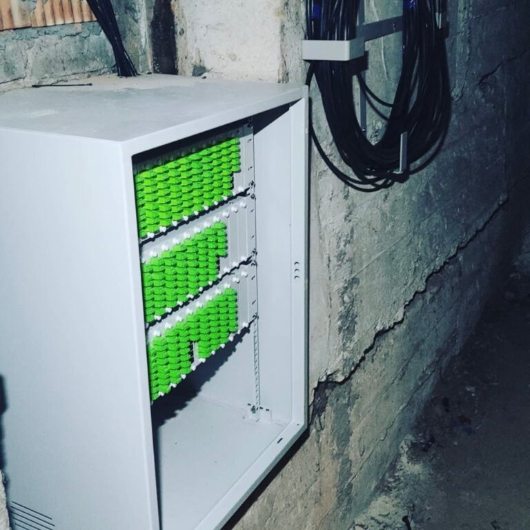 Монтаж большого магистрального оптического кросса для сети передачи данных