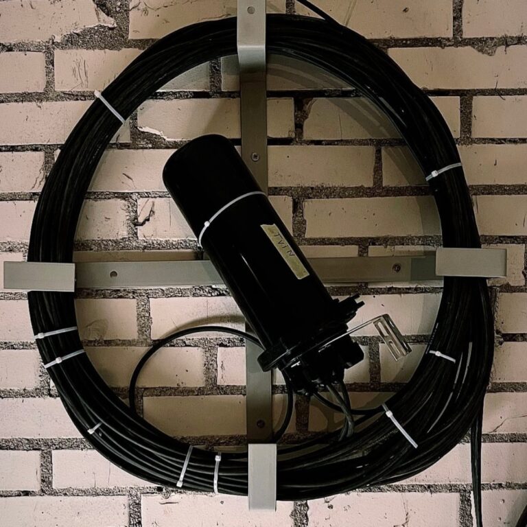 Строительство волоконно-оптических сетей. Настенный монтаж оптической муфты