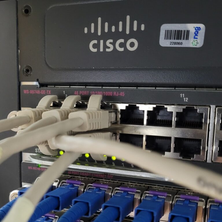 Оборудование Cisco для телекоммуникационной стойки сети передачи данных