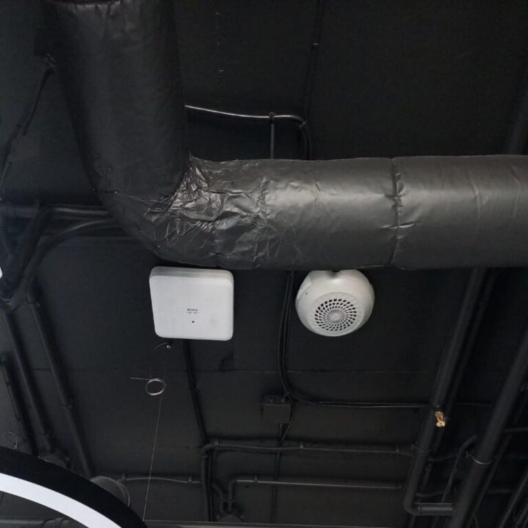 Беспроводная бесшовная сеть mesh Wi-Fi в офисном помещении. Монтаж