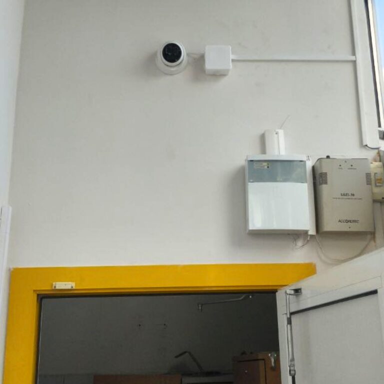 Монтаж IP камеры видеонаблюдения в торговом объекте